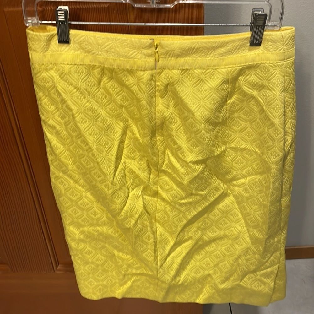 woman’s yellow pencil skirt - Picture 4 of 9